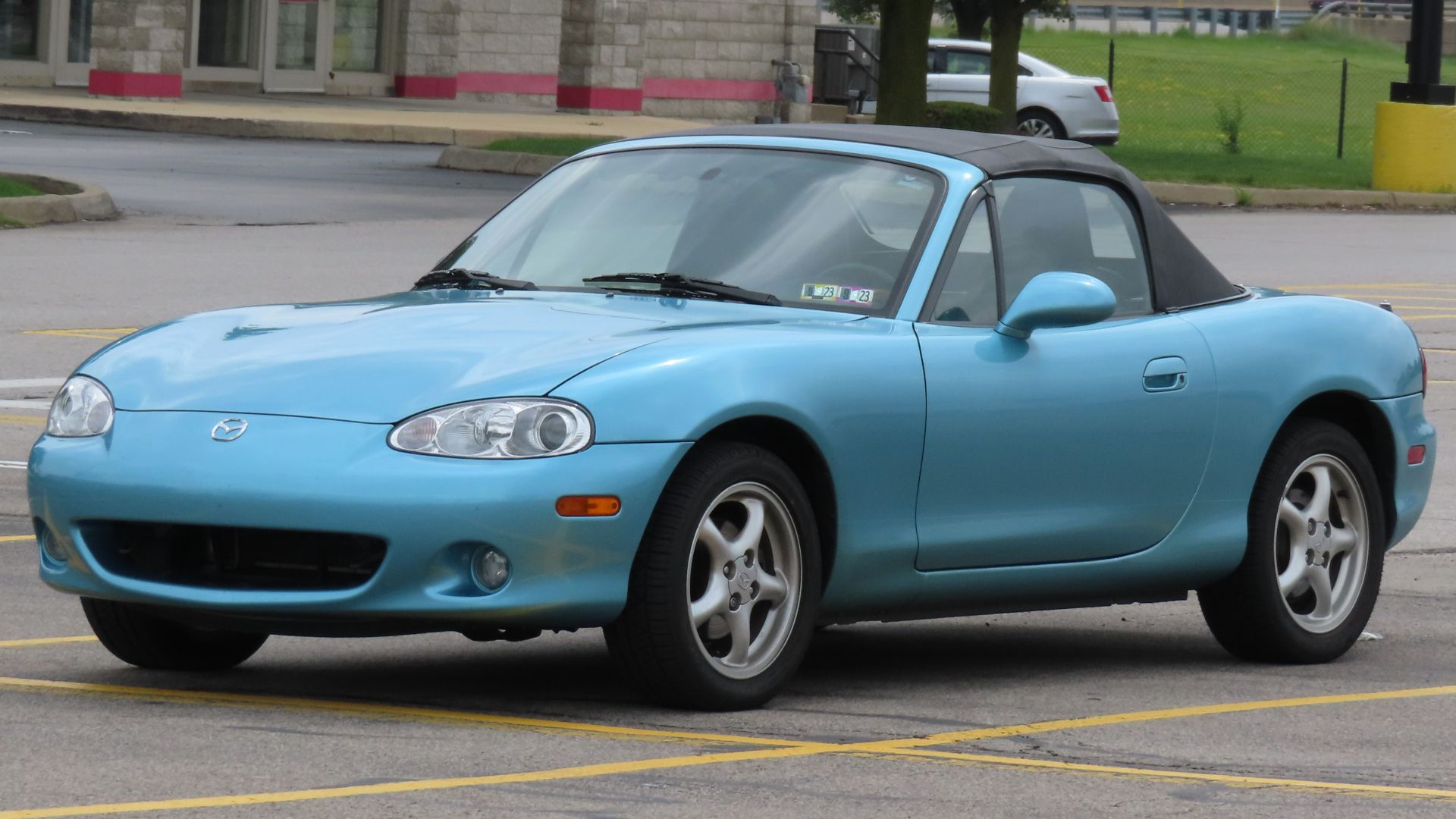 File:2001 Mazda MX-5 Miata, front left, 07-09-2023.jpg