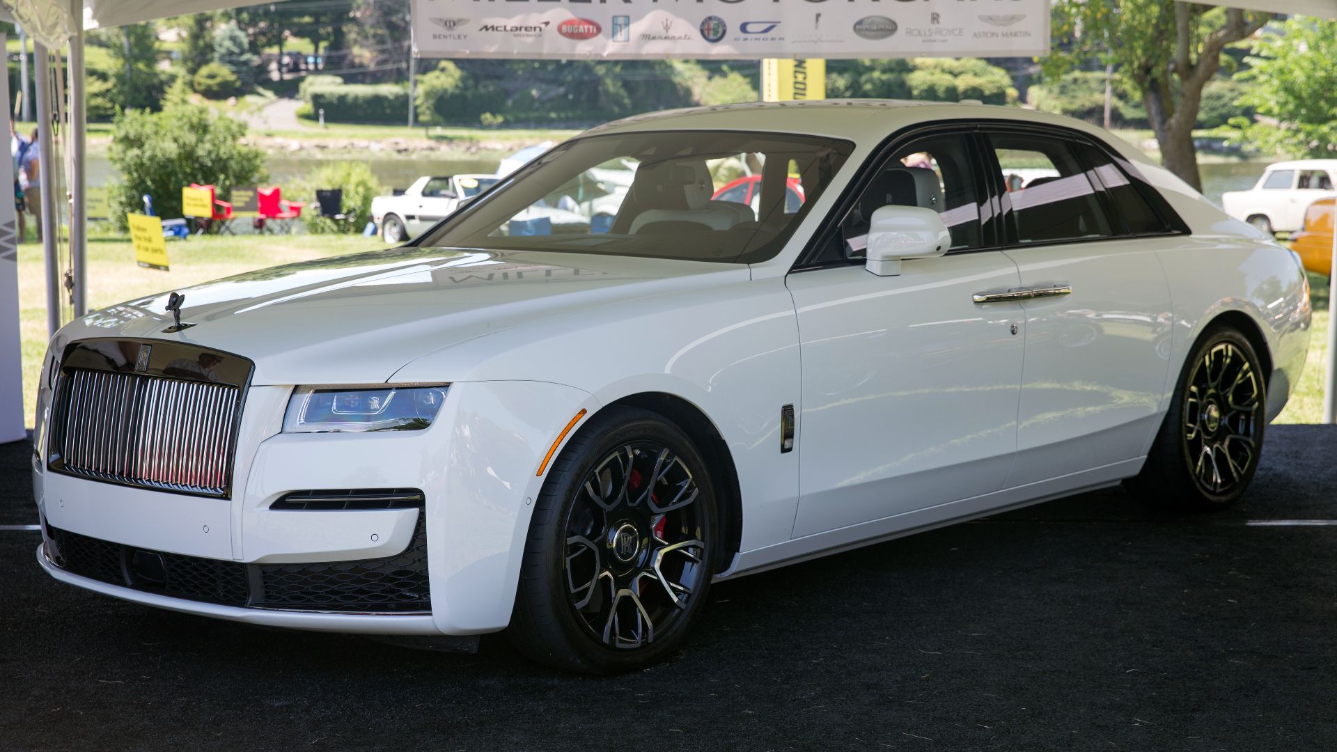 File:2022 Rolls-Royce Ghost Black Badge in Arctic White, front left.jpg