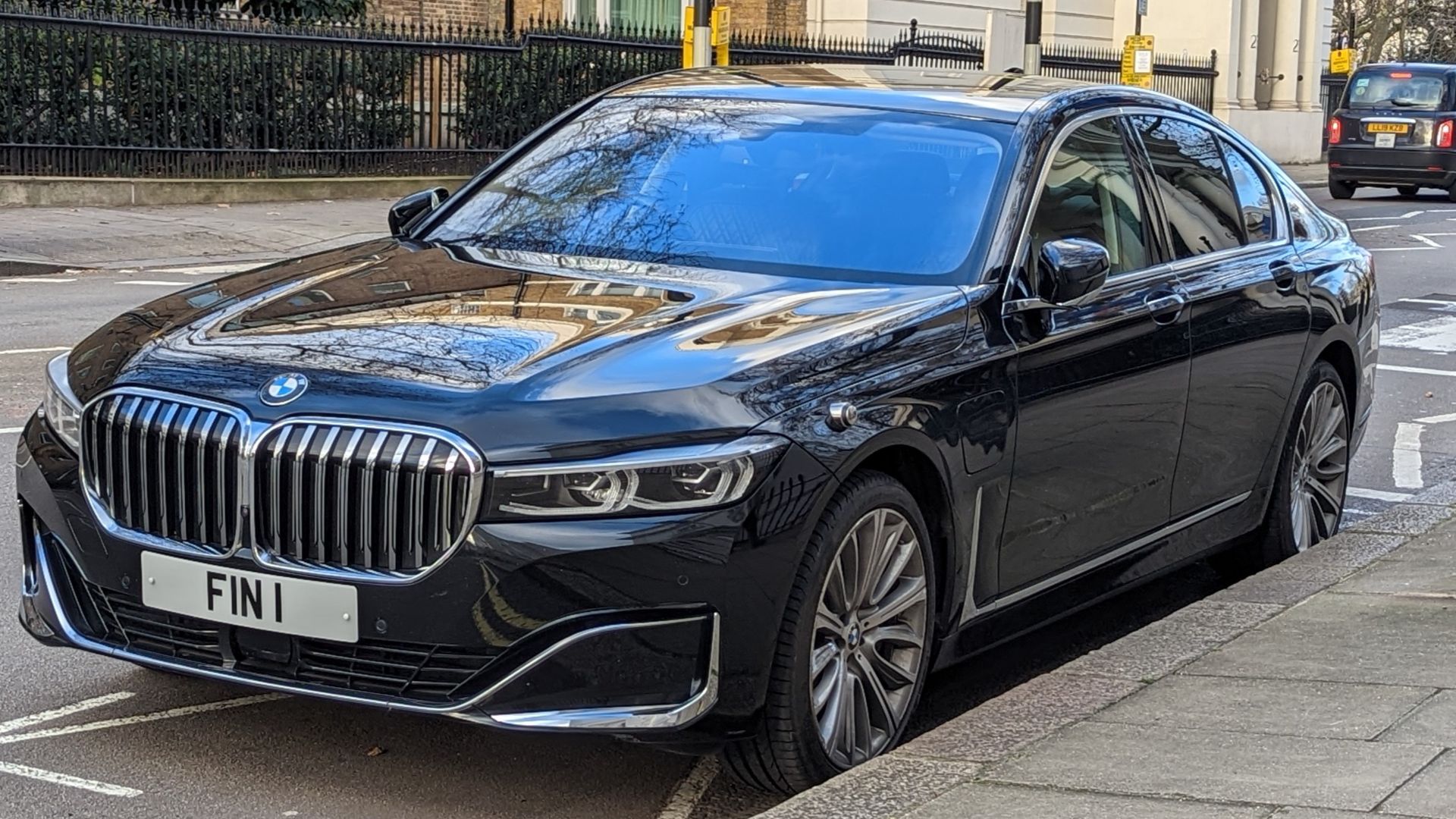 File:BMW 7 Series 1.jpg