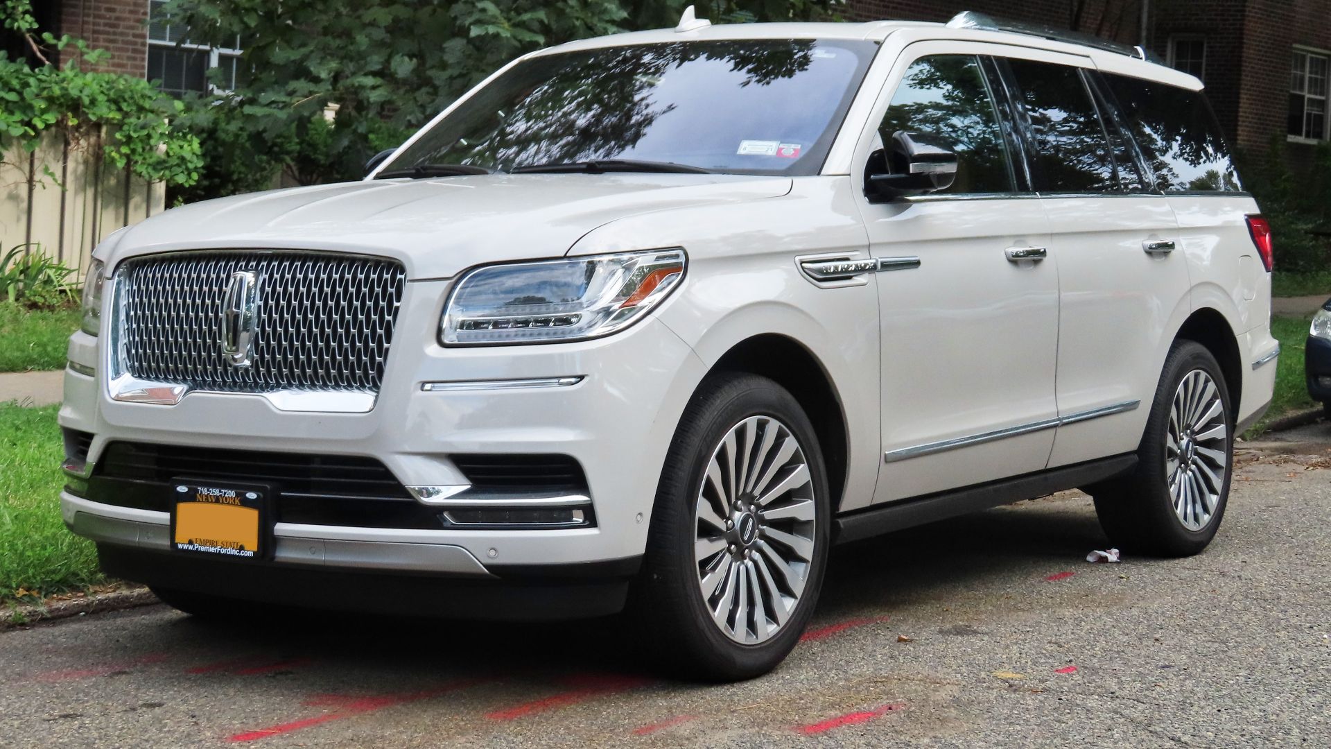 File:2019 Lincoln Navigator 'Reserve', front 8.29.20.jpg