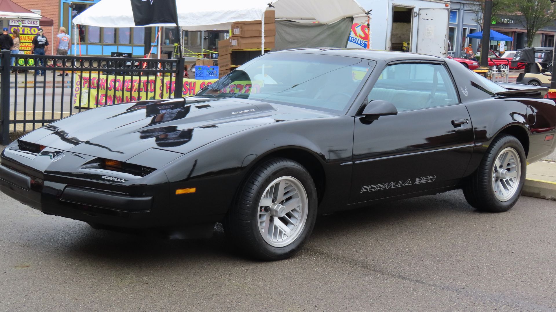 File:1989 Pontiac Firebird Formula, front left, 09-09-2023.jpg