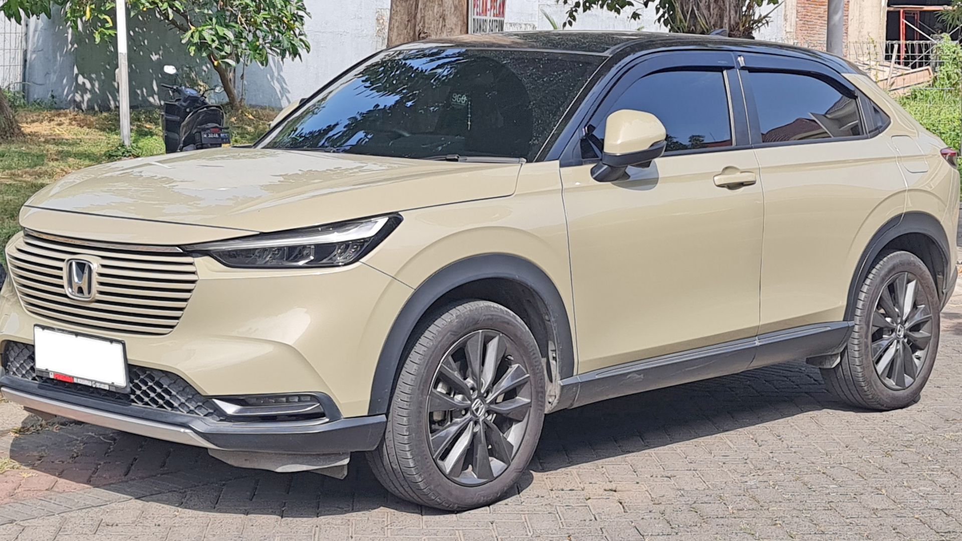File:2023 Honda HR-V 1.5 SE (front), Citraland, West Surabaya.jpg
