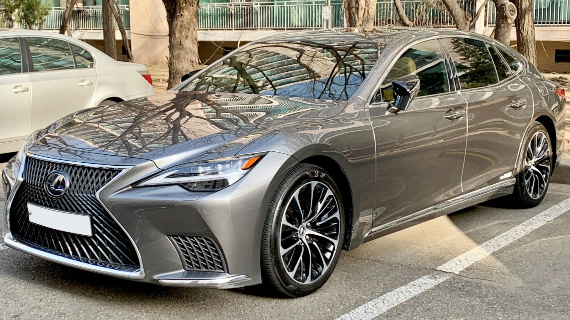 File:0 Lexus LS 500h (GVF50) 1.jpg