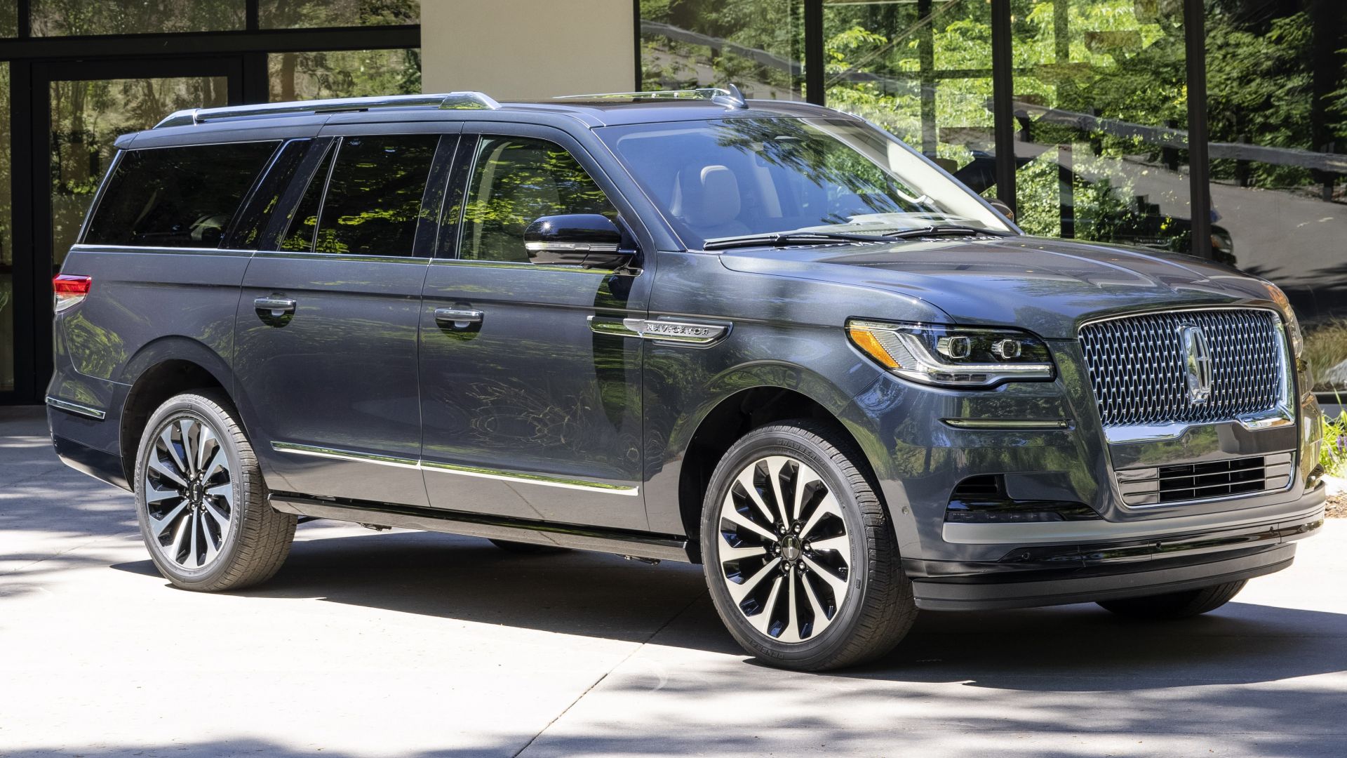 File:2022 Lincoln Navigator Black Label-1.jpg
