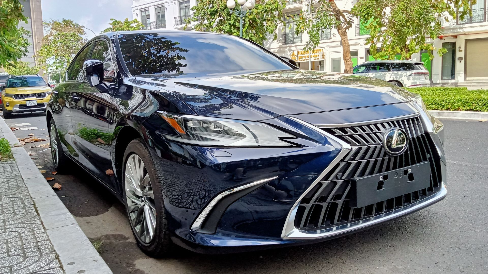 File:2022 Lexus ES 250 front view.jpg