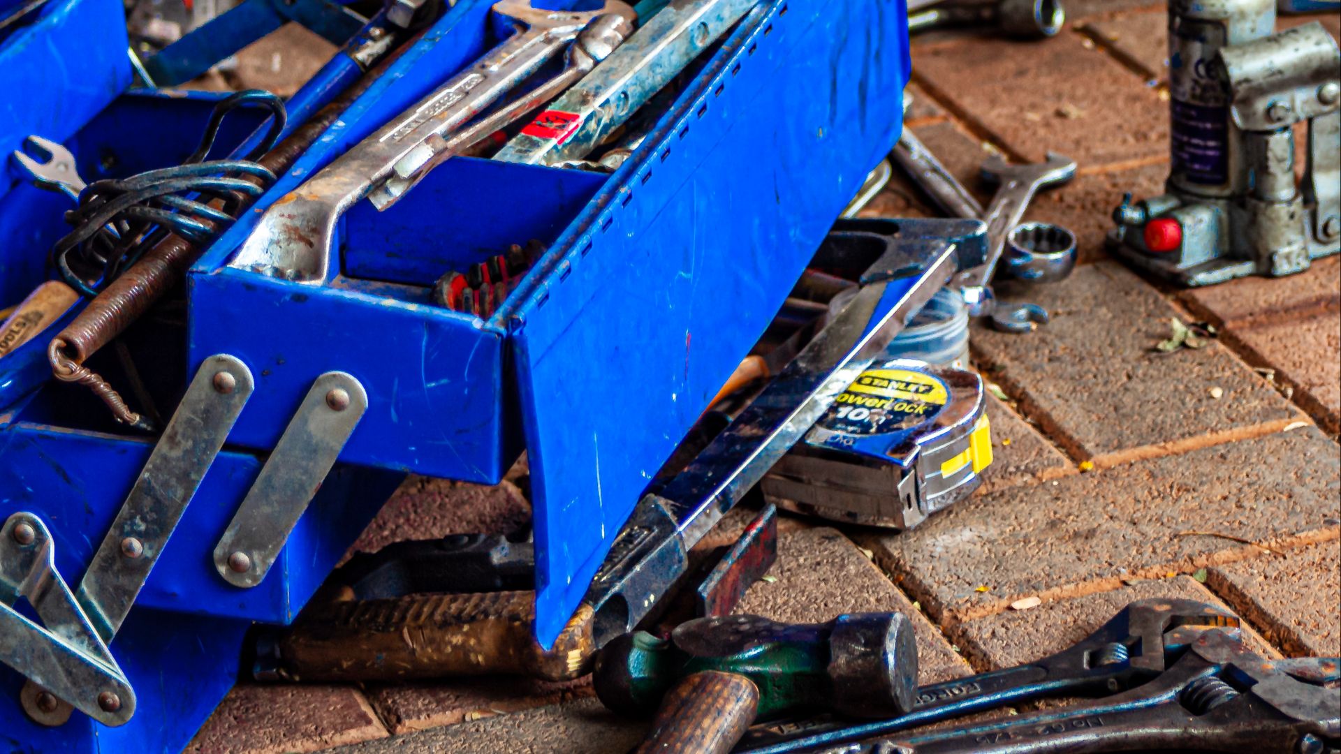 File:A mechanic at work 2.jpg