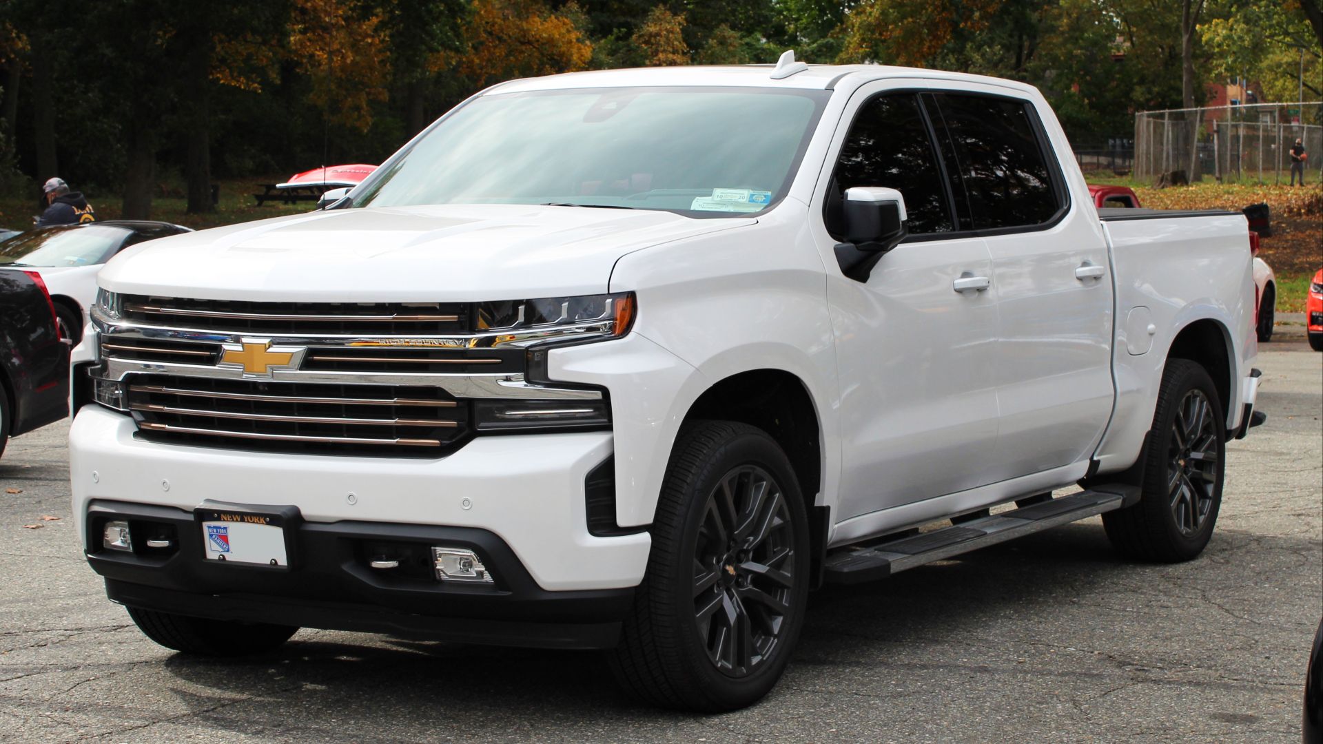 File:2020 Chevrolet Silverado 1500 High Country, front 10.25.20.jpg
