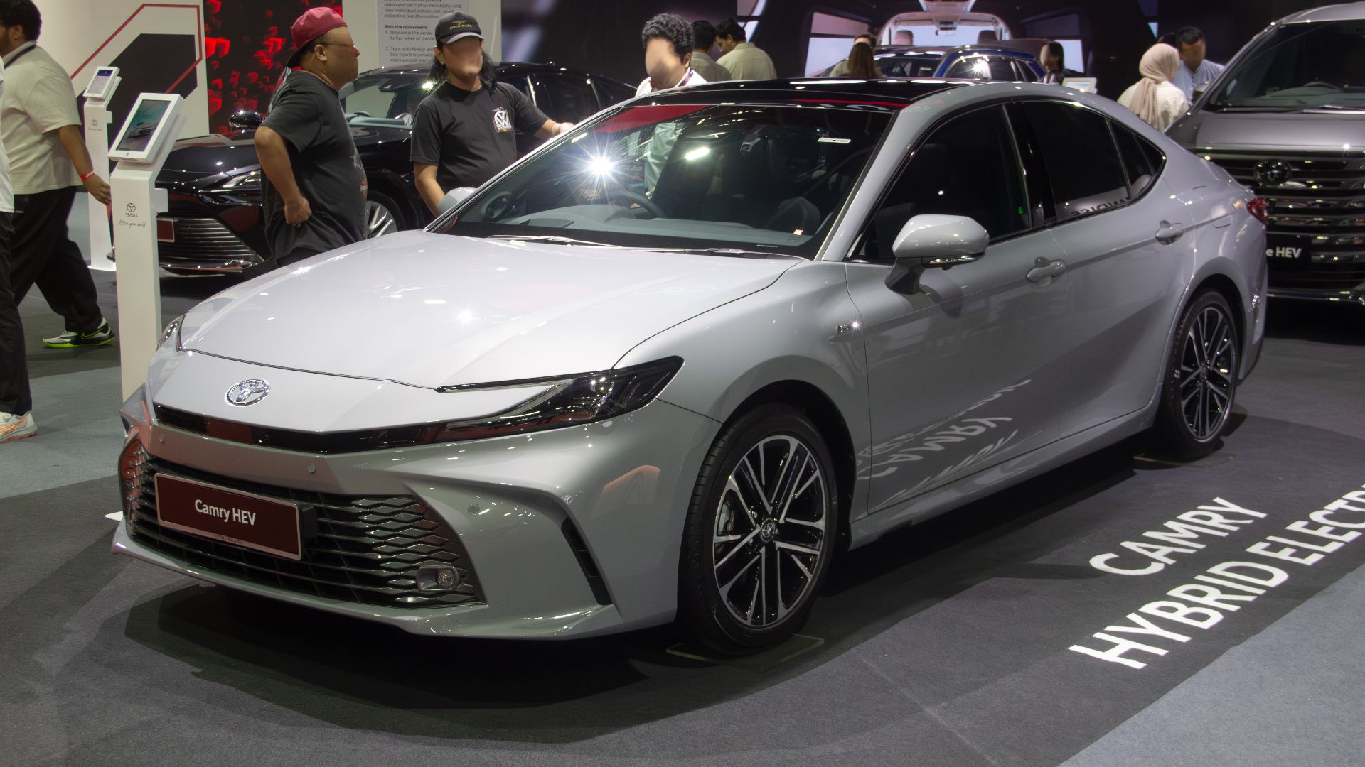 File:2025 Toyota Camry (XV80) 2.5 HEV.jpg