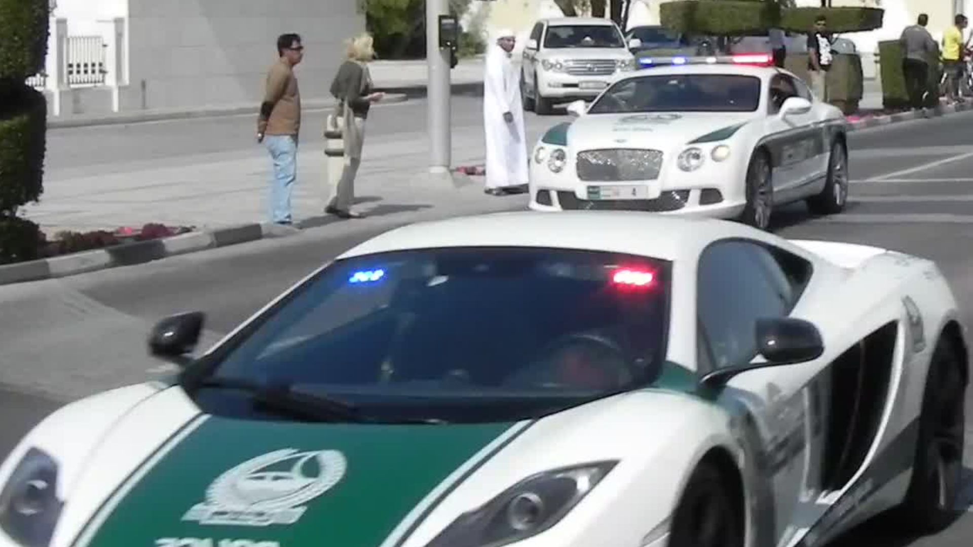 File:Dubai Police supercars (12382810395).jpg