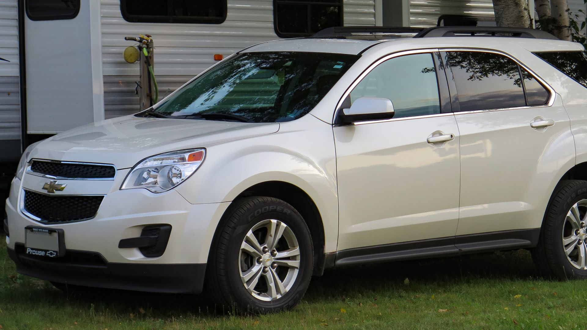 File:2014 Chevrolet Equinox 1LT in White Diamond Clearcoat, Front Left, 07-30-2023.jpg