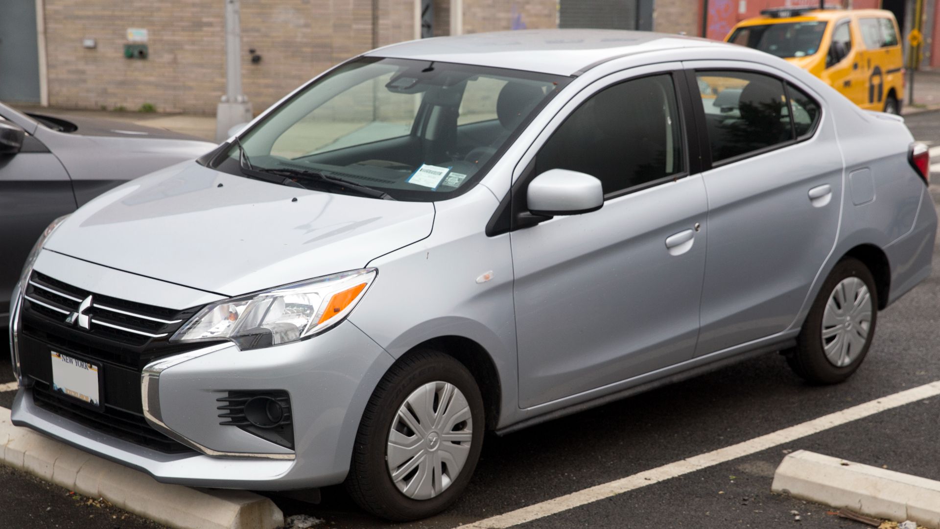 File:2021 Mitsubishi Mirage G4 ES in Starlight Silver Metallic, front left.jpg
