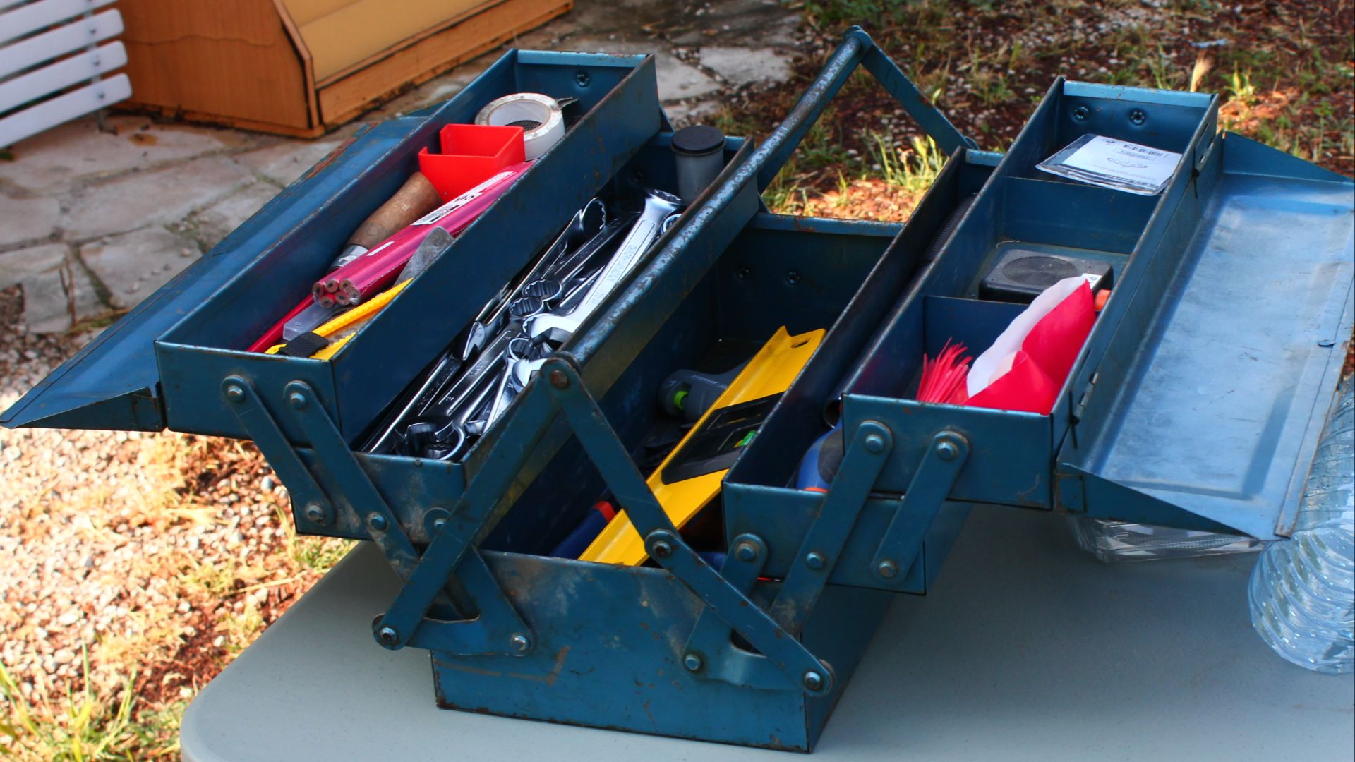 File:Caisse à outils avec petit outillage.JPG