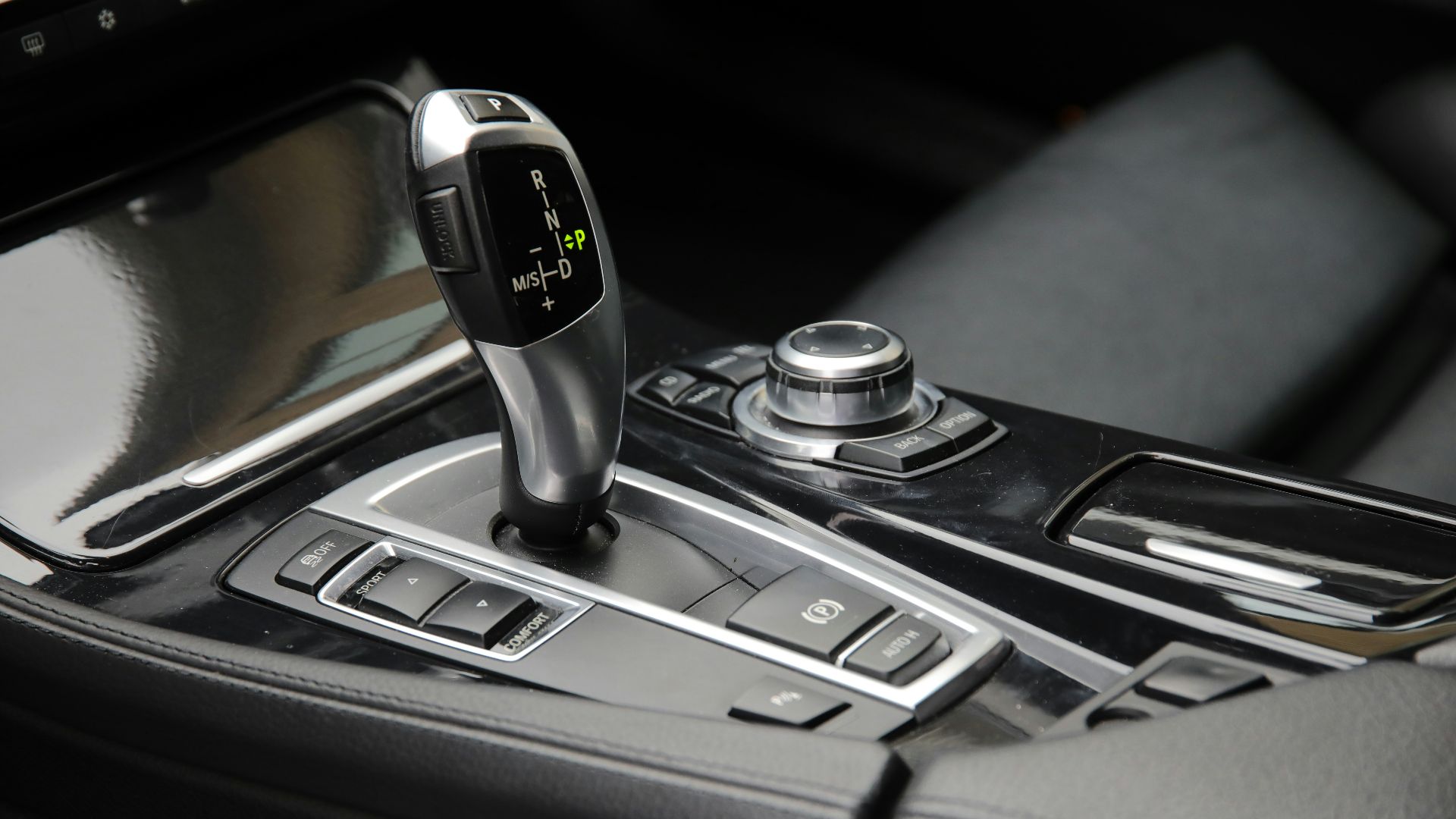 black gear shift