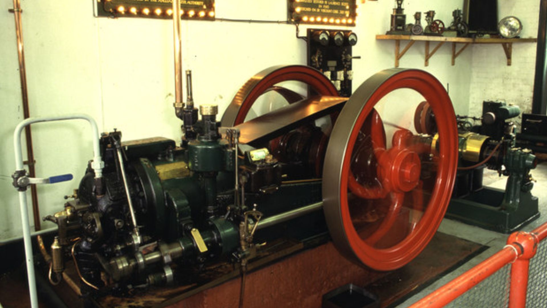 File:Former Bygones Museum, Holkham Hall - internal combustion engine - geograph.org.uk - 4817250.jpg