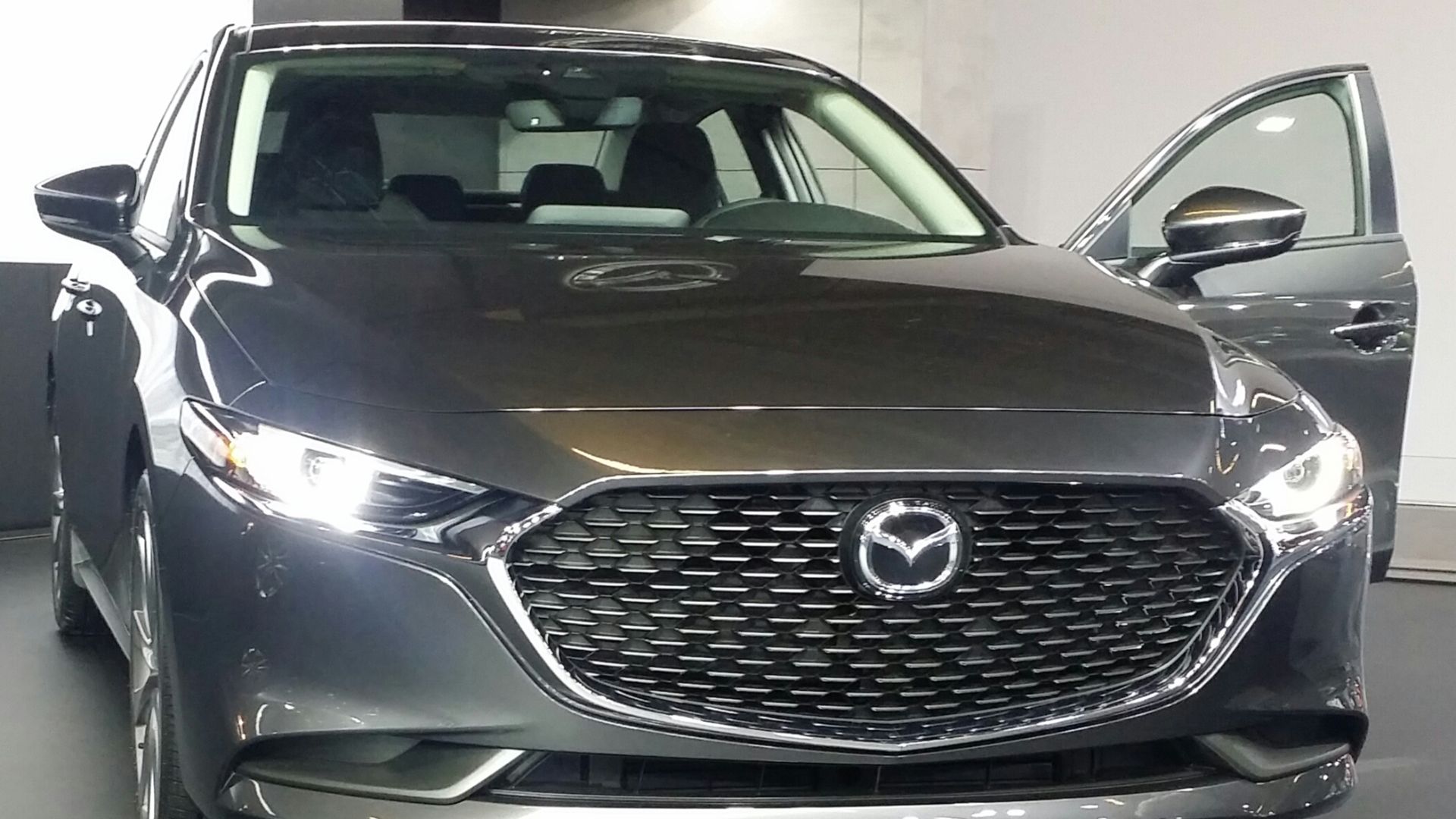 File:2019 Mazda3 berline au SIAM 2019.jpg