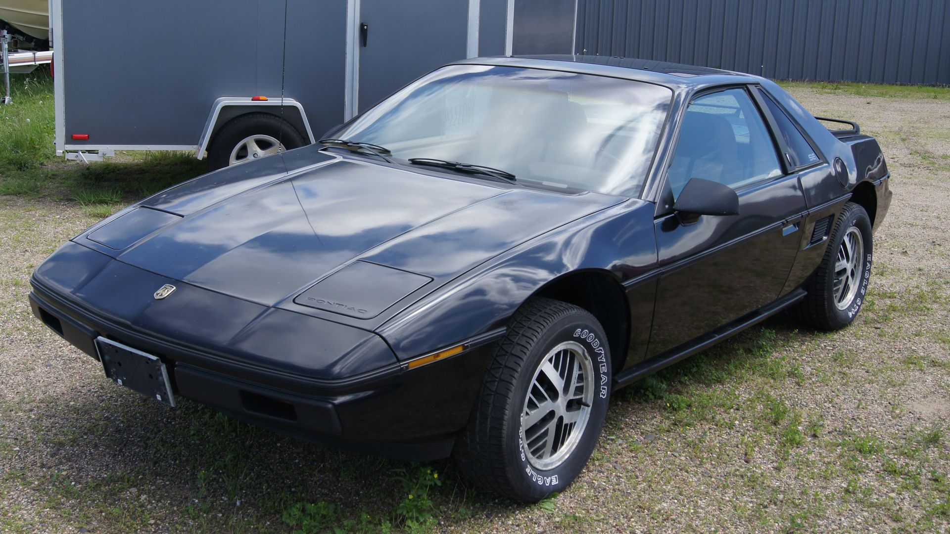 File:Pontiac Fieros 84 2M4 & 86 GT (9139890898).jpg