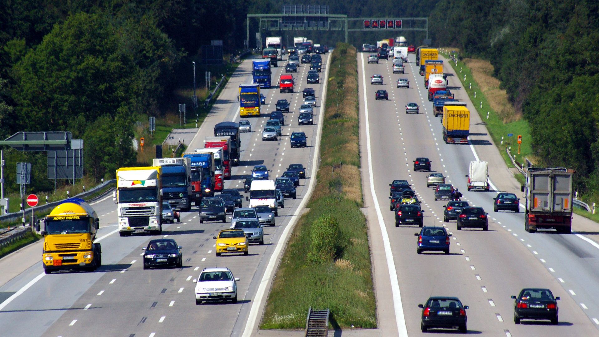 File:Autobahn A8 bei Holzkirchen.JPG