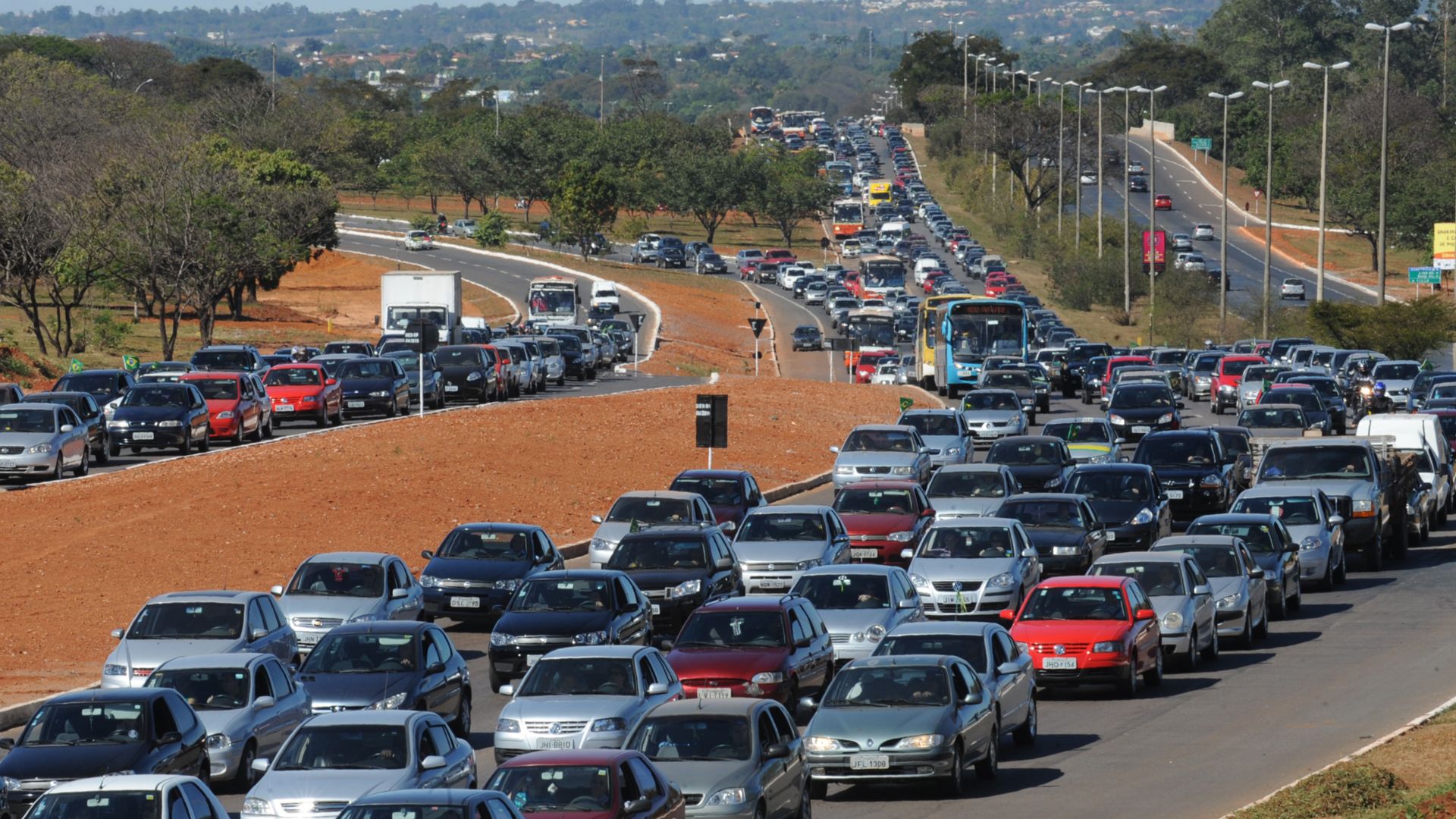 File:Traffic in Brasilia before Brazil & Chile match at World Cup 2010-06-28 1.jpg