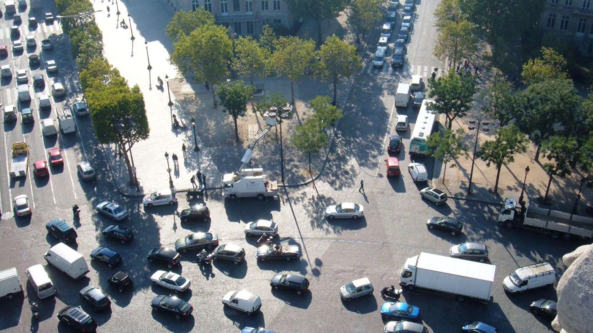 File:Traffic seen from top of Arc de Triomphe.JPG