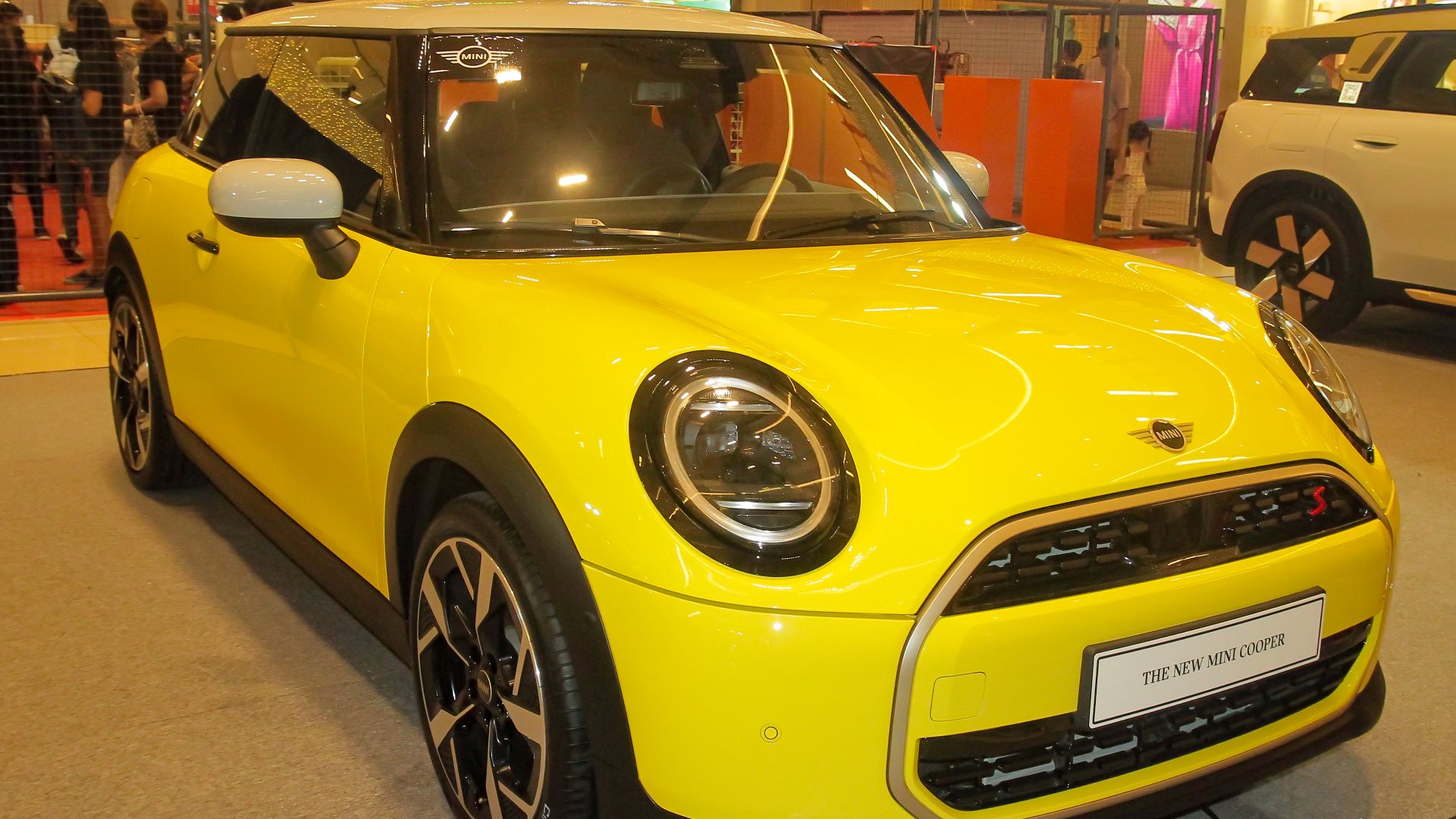 File:2025 Mini Cooper S Electric Favoured in Sunny Side Yellow, front right.jpg