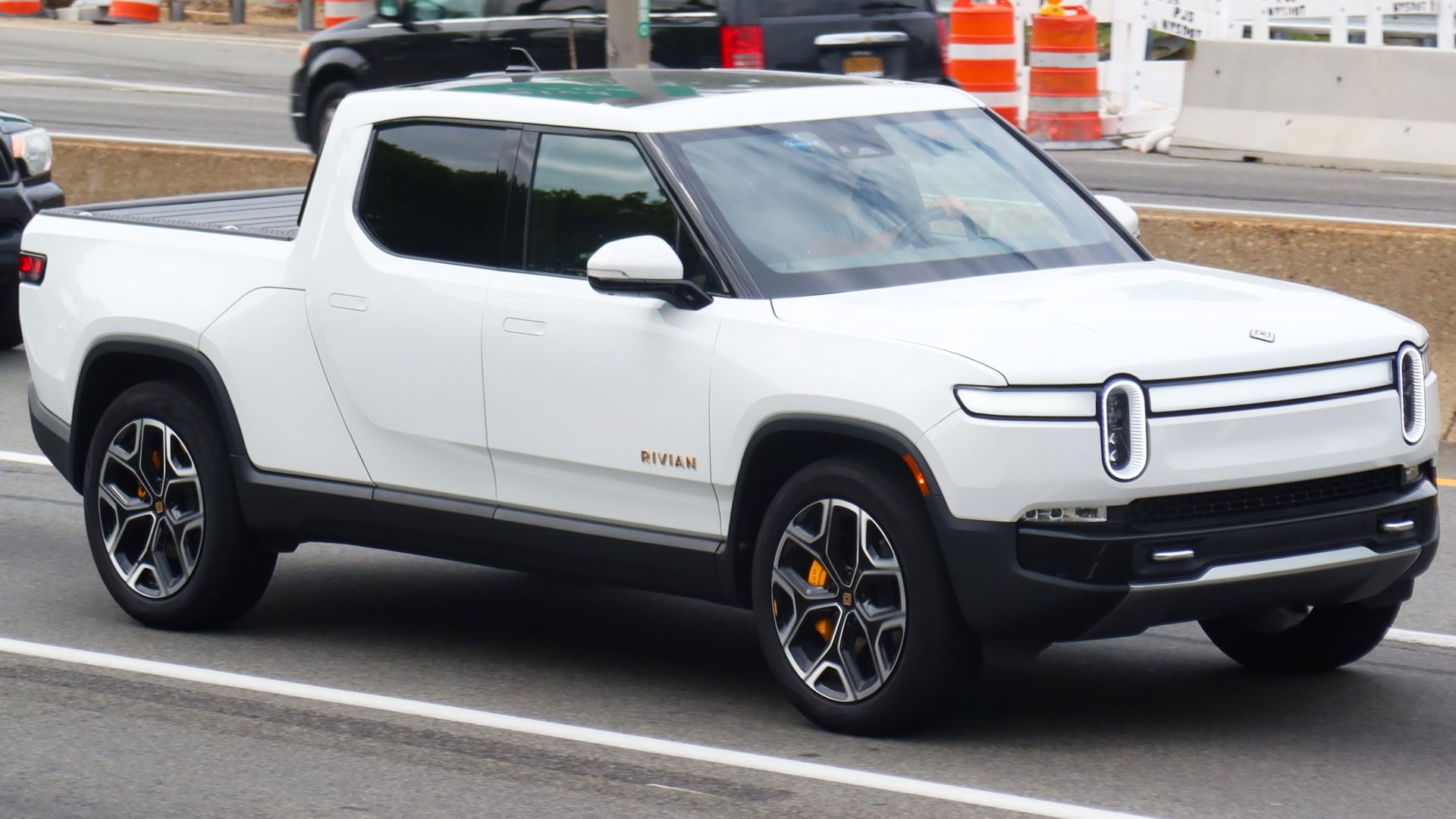 File:2022 Rivian R1T (in Glacier White), front 6.21.22.jpg