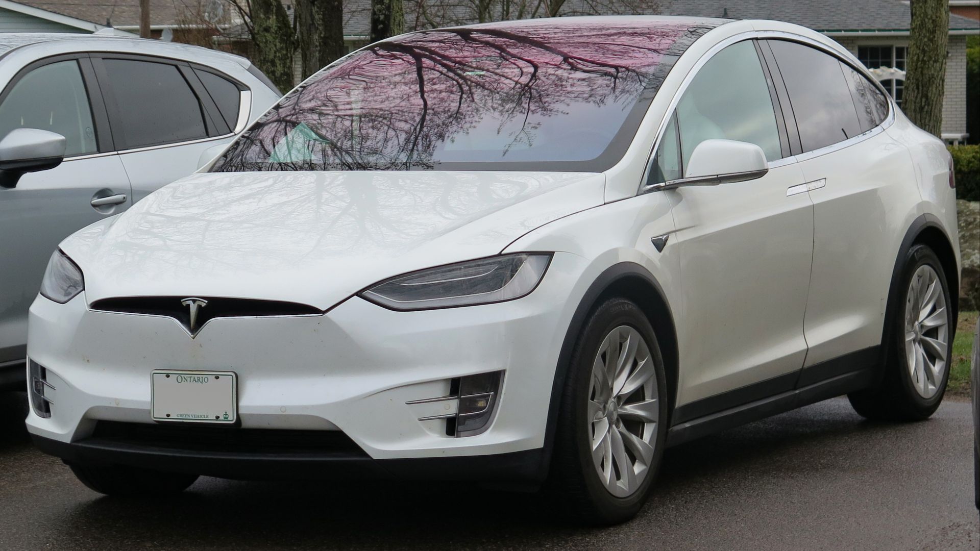 File:2017 Tesla Model X 100D in Catalina White, Front Left, 04-30-2023.jpg