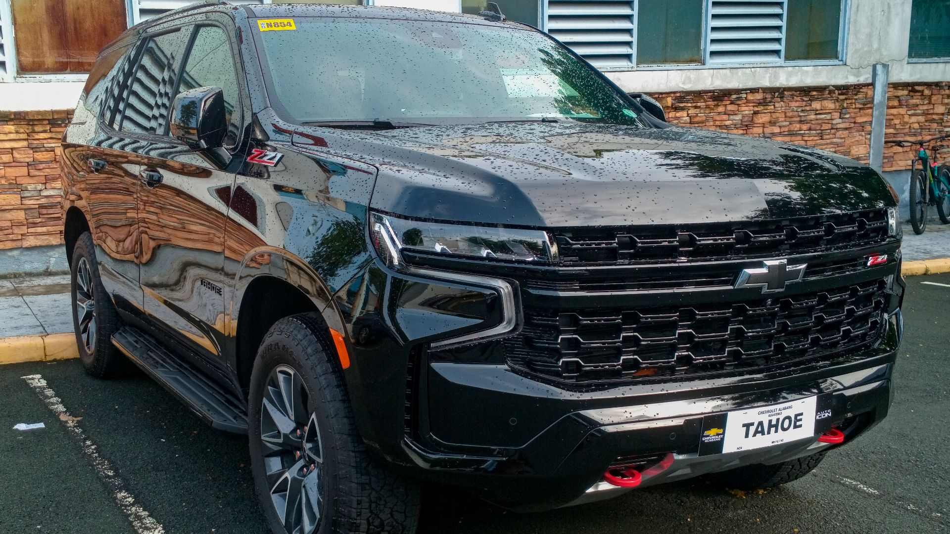 File:2024 Chevrolet Tahoe 5.3 Z71 V8, front right, 06-16-2024.jpg
