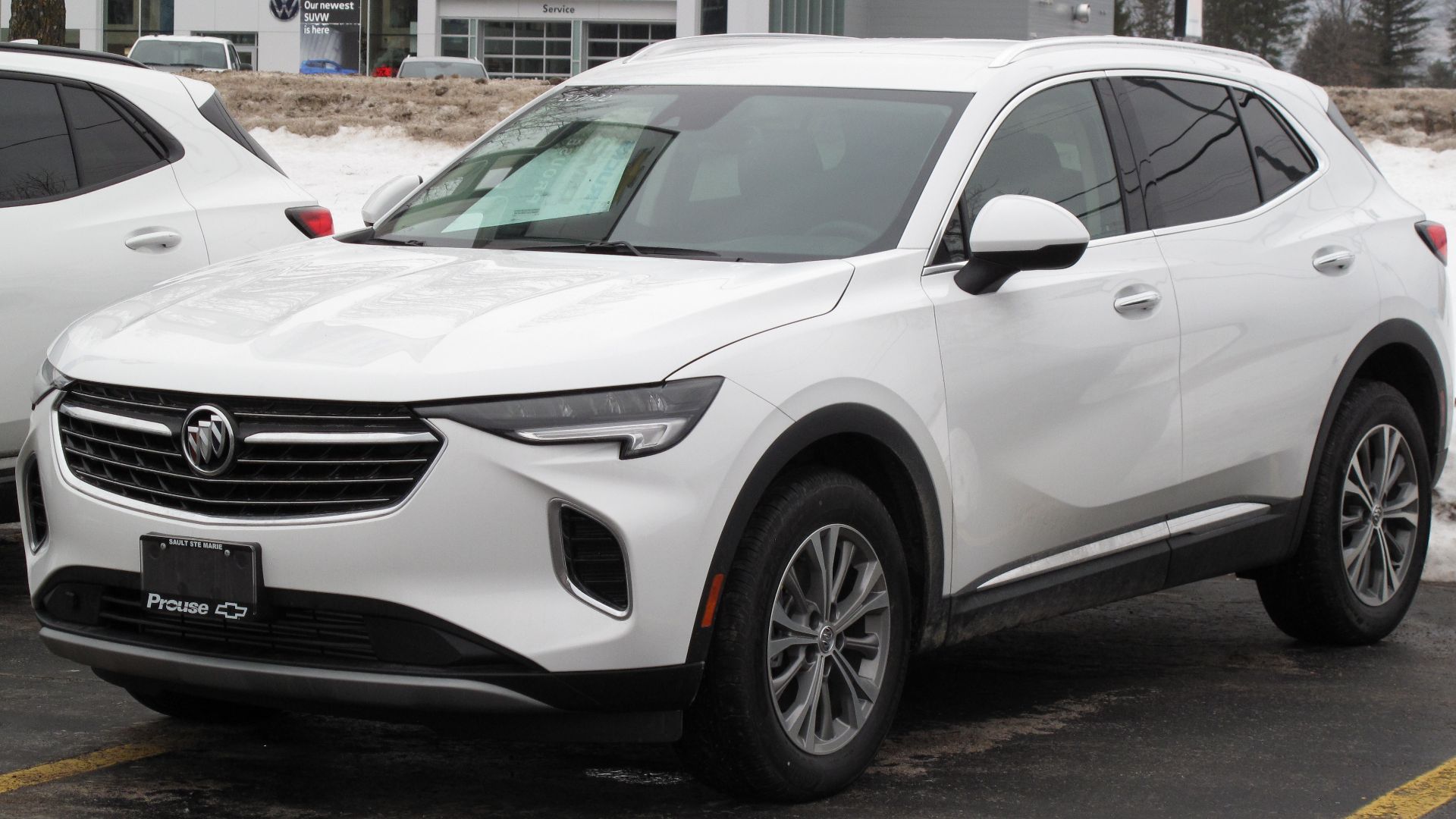 File:2022 Buick Envision Preferred in Summit White, Front Left, 12-25-2021.jpg