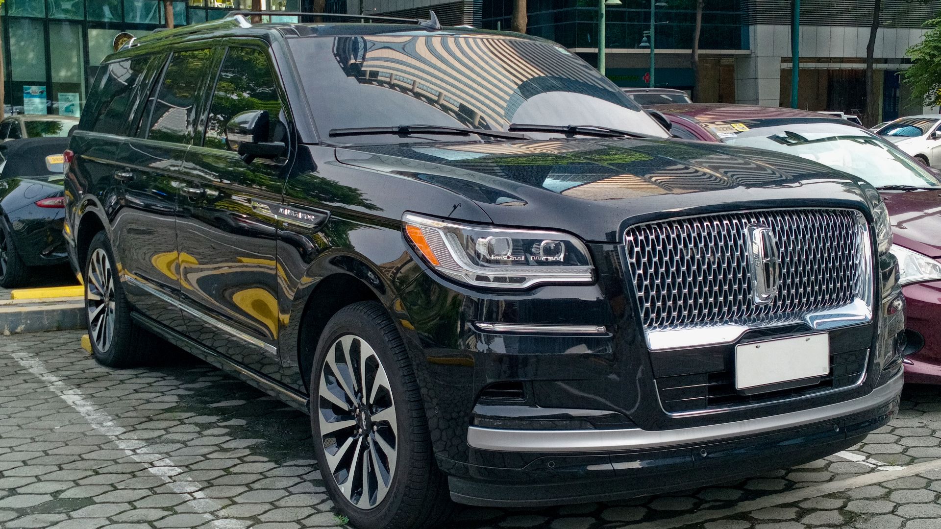 File:2023 Lincoln Navigator L Black Label in Infinite Black, front right, 07-27-2024.jpg