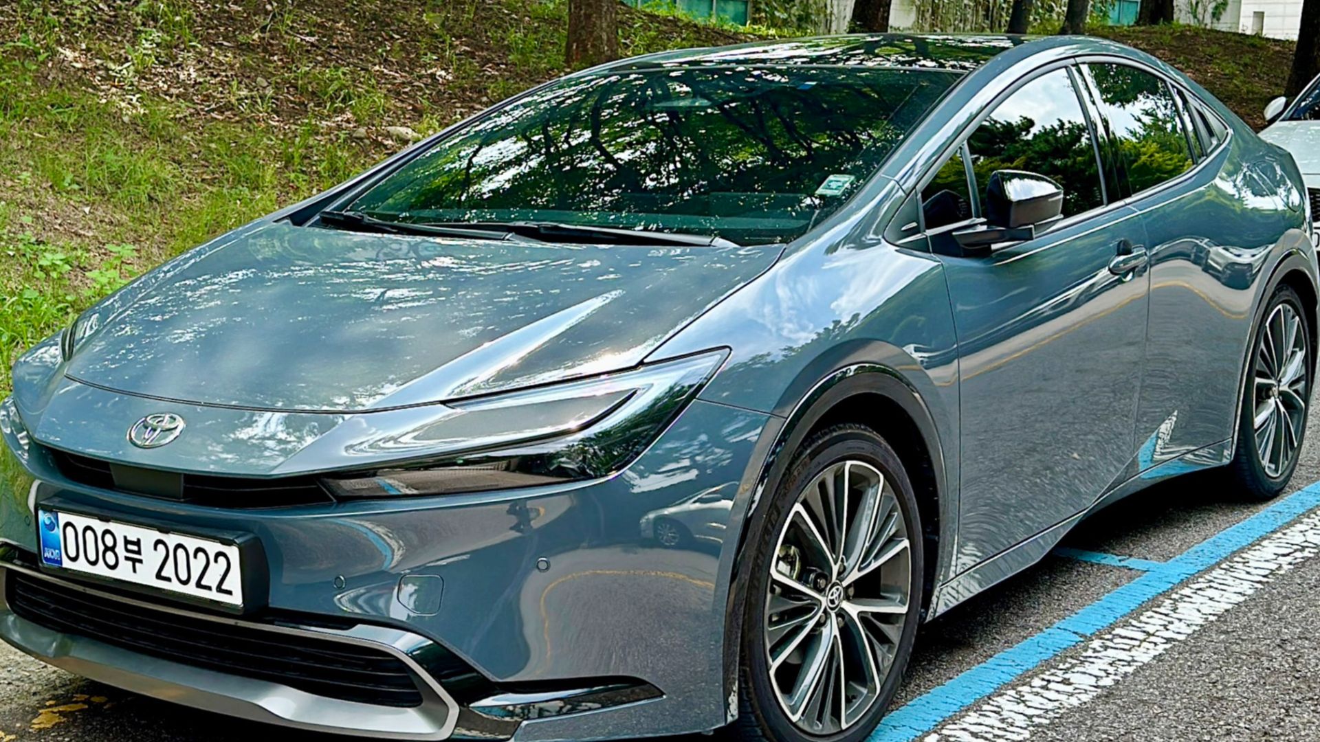 File:23 Toyota Prius (XW60) 1.jpg