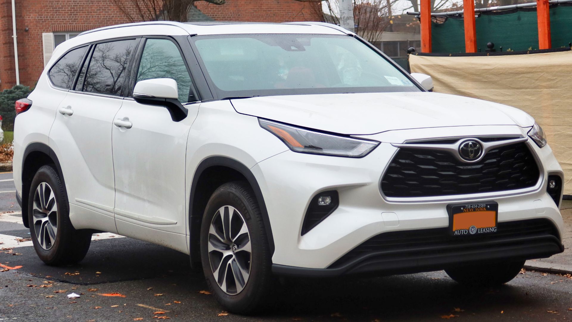 File:2021 Toyota Highlander XLE AWD, front 12.12.20.jpg