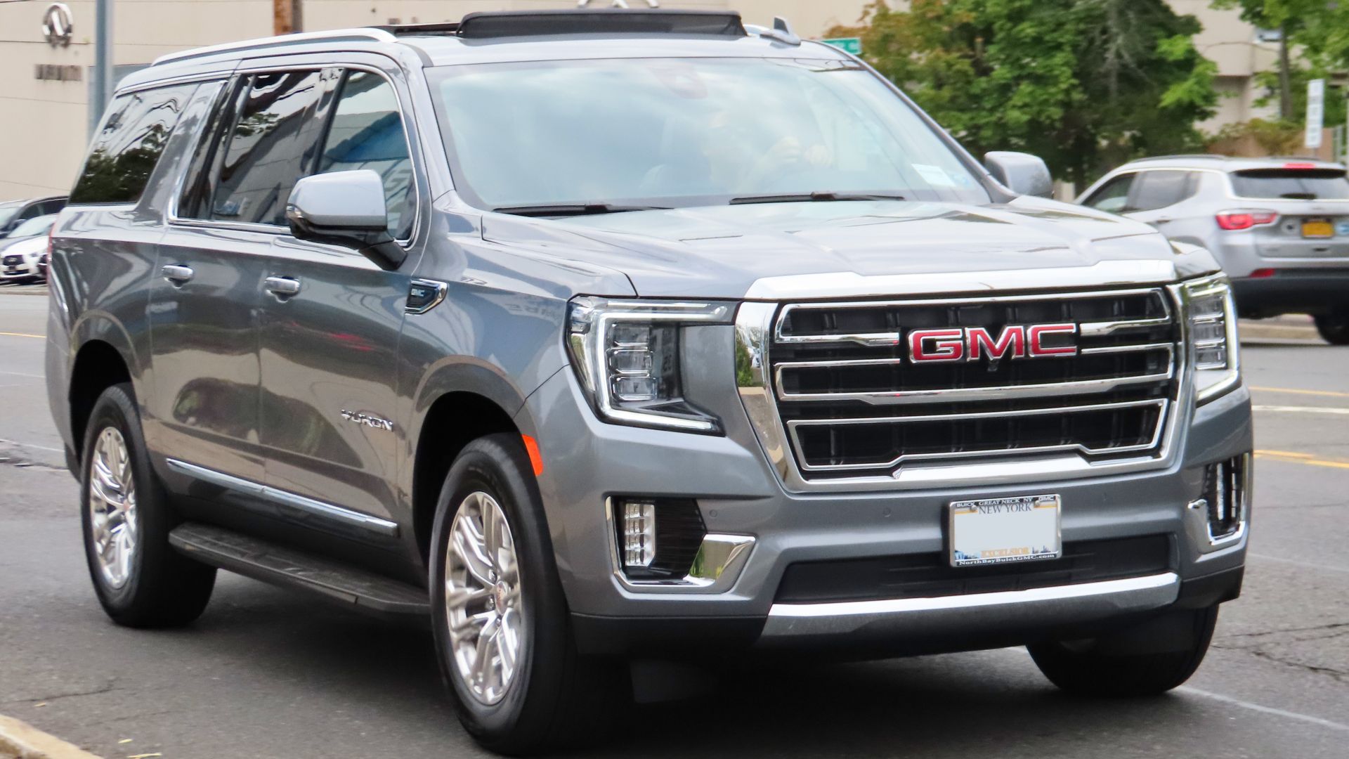 File:2021 GMC Yukon XL SLT, front 9.24.20.jpg