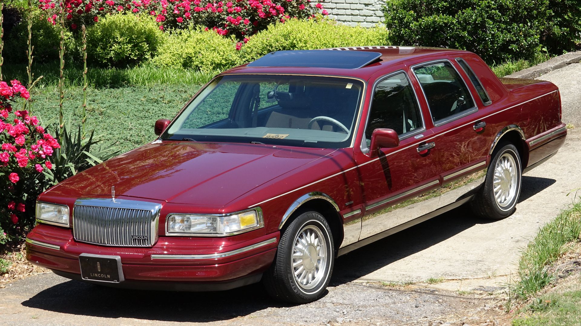 File:1996 Lincoln Town Car Diamond Anniversary Edition.jpg
