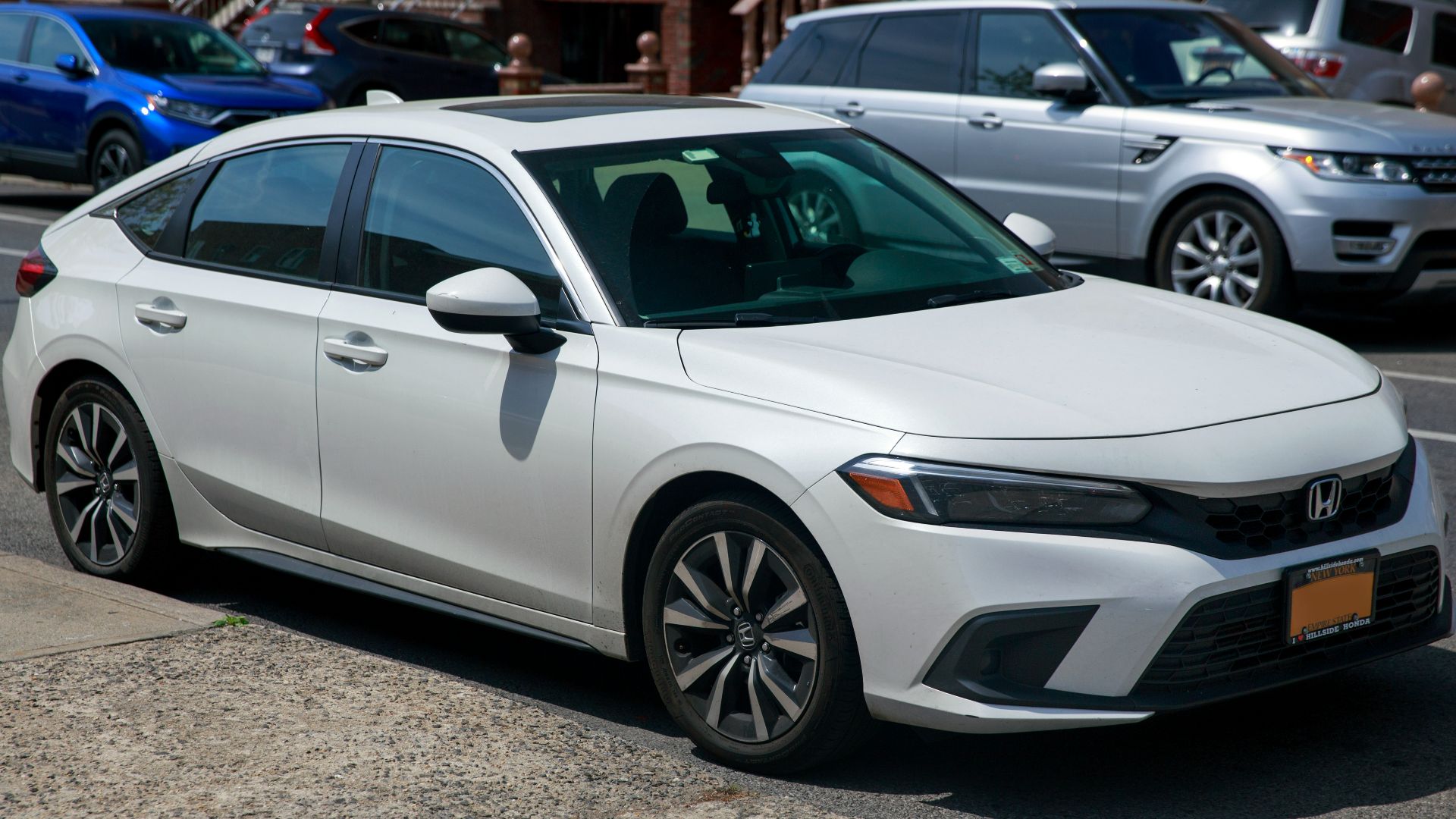 File:2022 Honda Civic Hatchback EX-L in Platinum White Pearl, front right.jpg