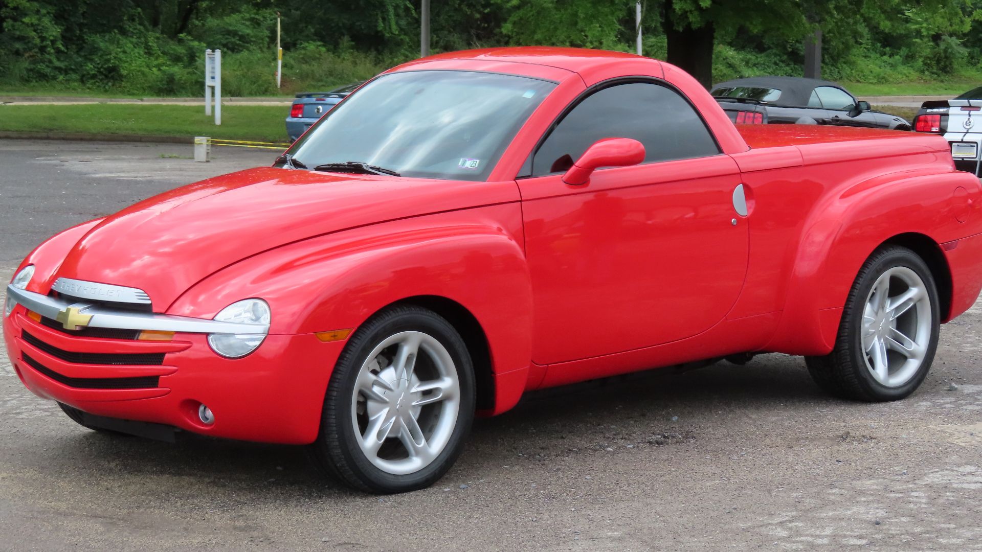 File:2004 Chevrolet SSR, front left, 07-02-2023.jpg