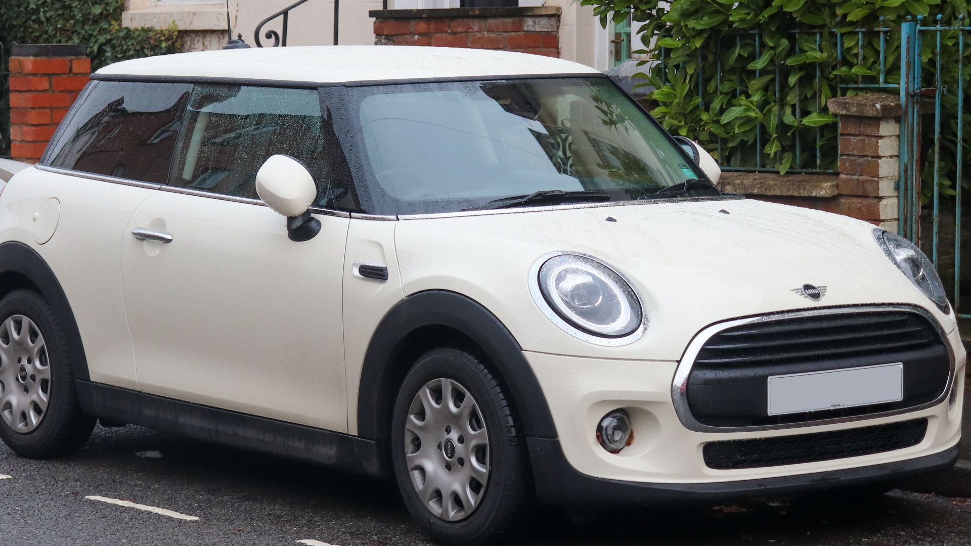 File:2020 Mini One Classic Automatic 1.5 Front.jpg