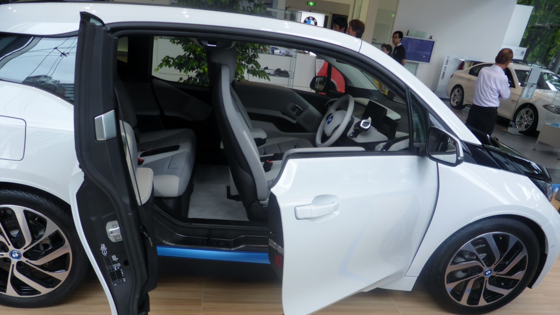 File:BMW i3 whose doors are open.JPG