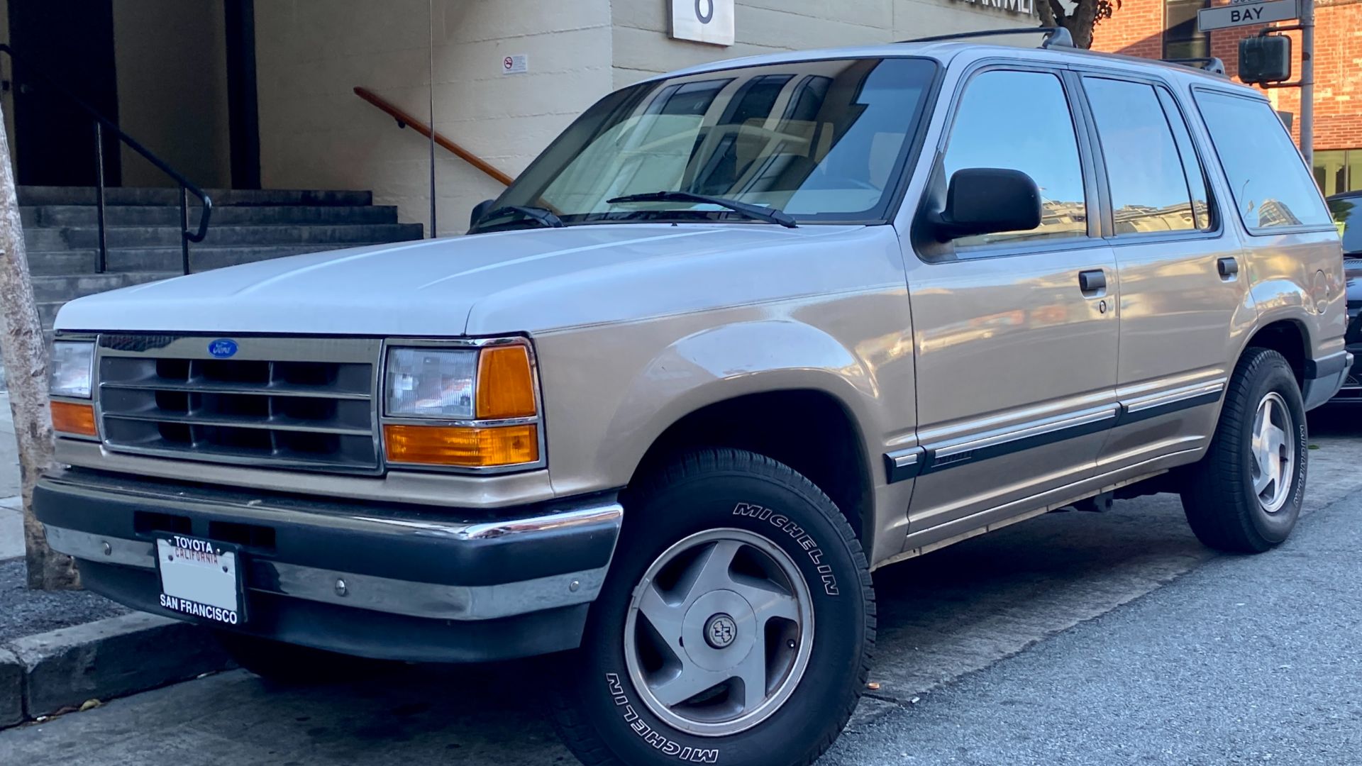 File:1991 Ford Explorer XLT in Tan, front left, 08-06-2022.jpg