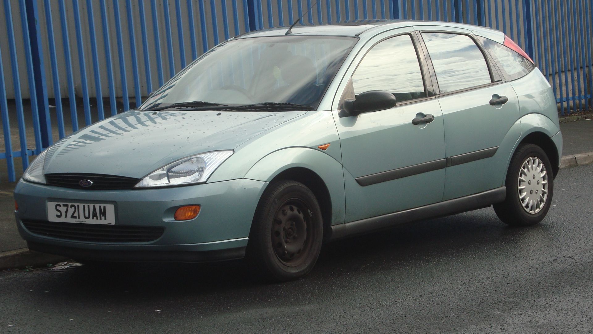 File:1998 Ford Focus 1.8 LX (25749942283).jpg