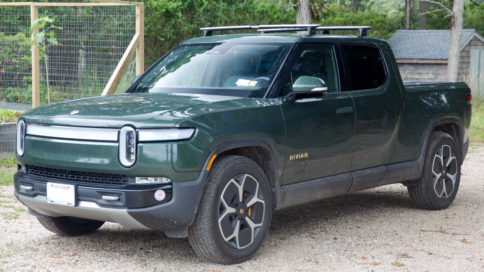 File:2022 Rivian R1T Adventure in Forest Green, front left.jpg