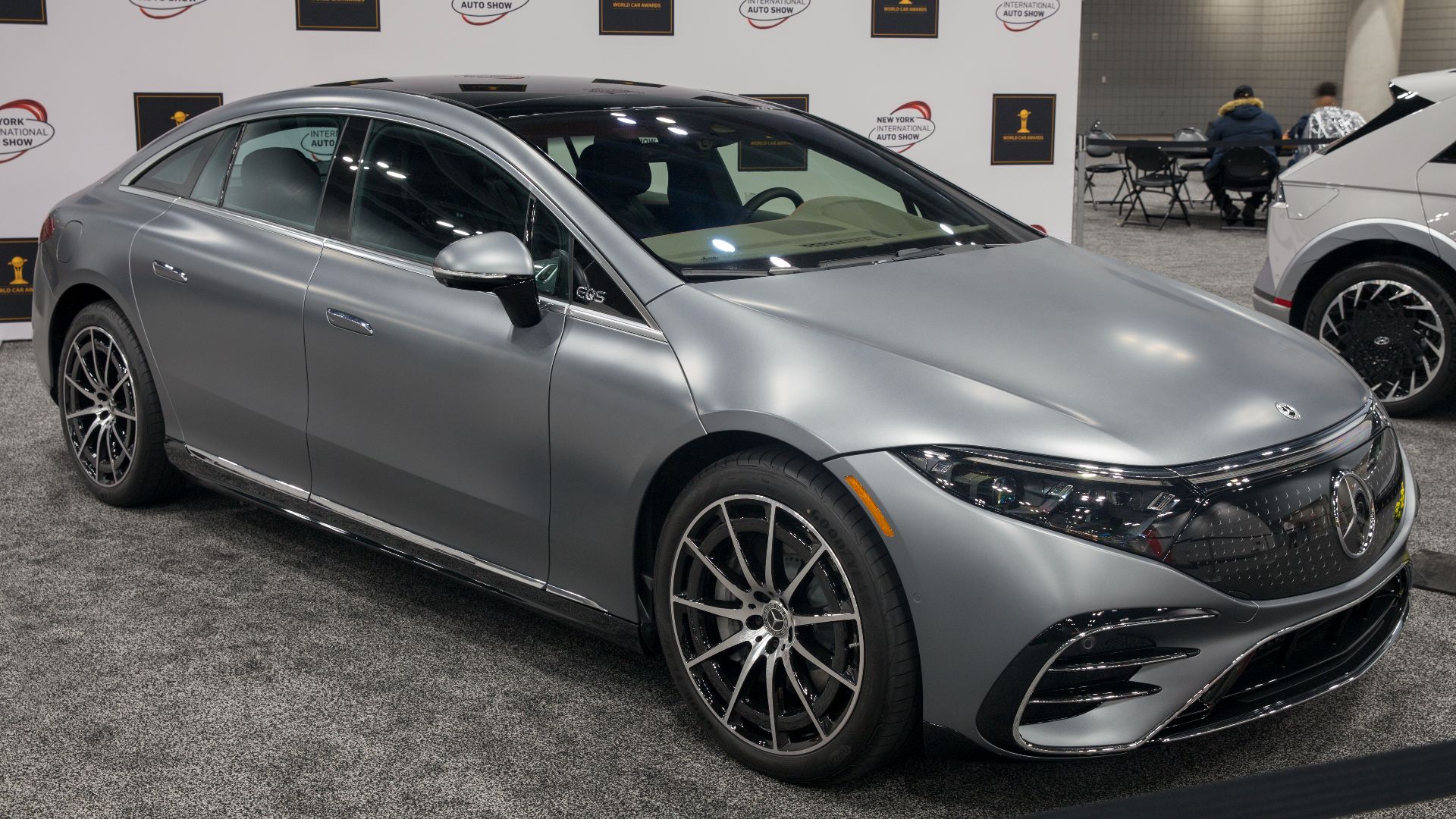 File:2022 Mercedes-Benz EQS at NYIAS 2022, front right.jpg