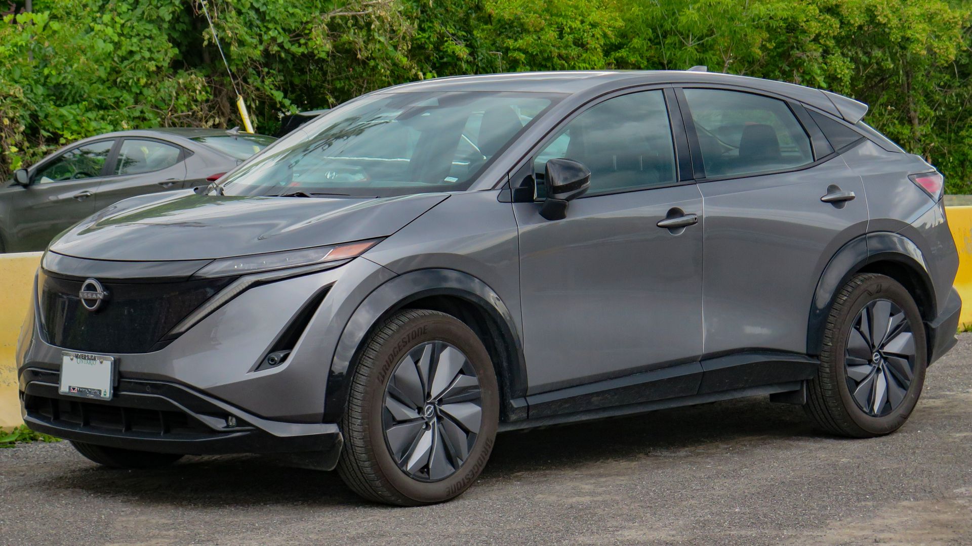 File:2023 Nissan Ariya Evolve e-4ORCE in Gun Metallic, Front Left, 07-14-2023.jpg