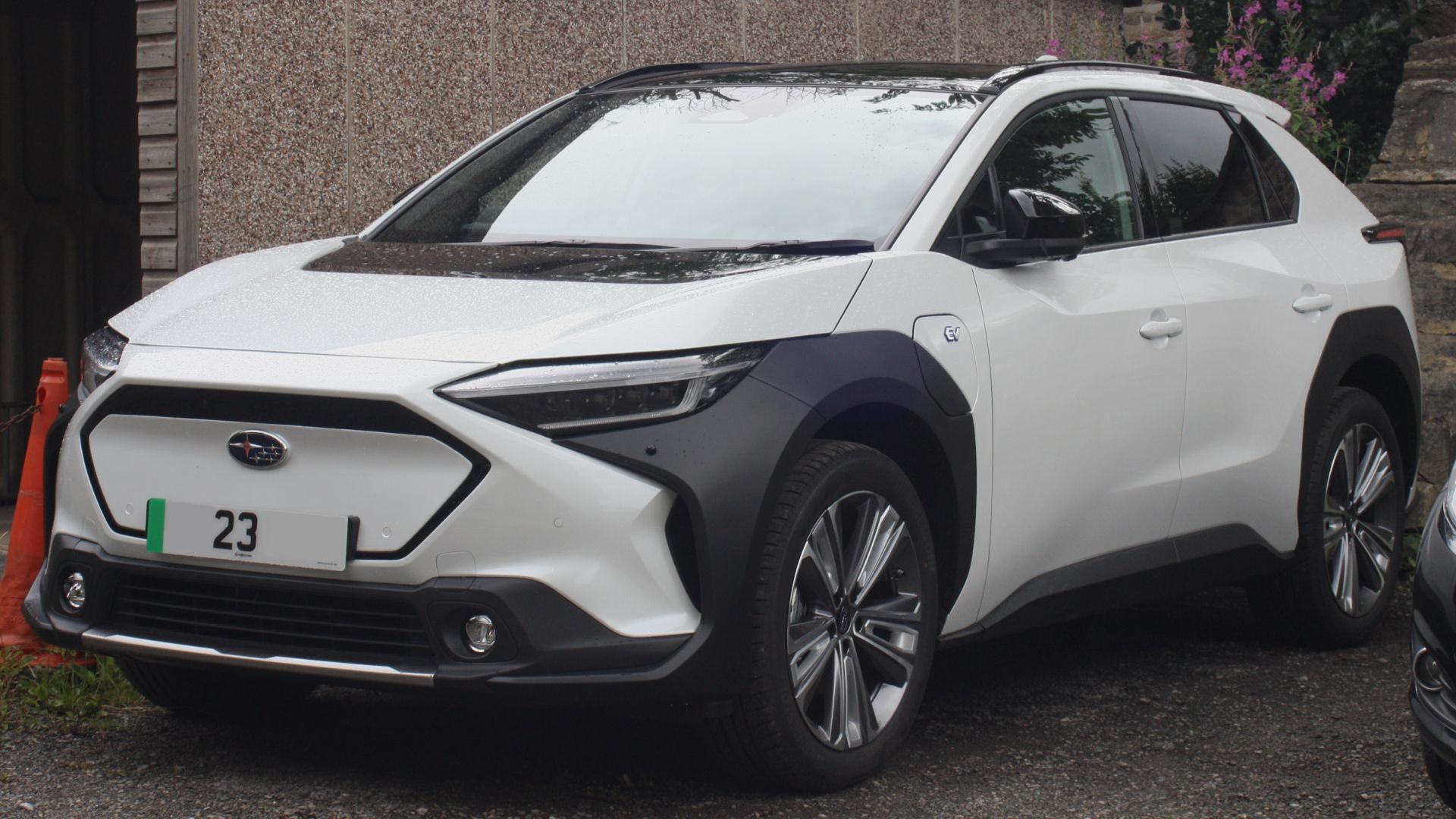 File:2023 Subaru Solterra Touring AWD - 71.4kWh (215PS) EV - Platinum White Pearl Mica - Front Left, 05-08-2023.jpg