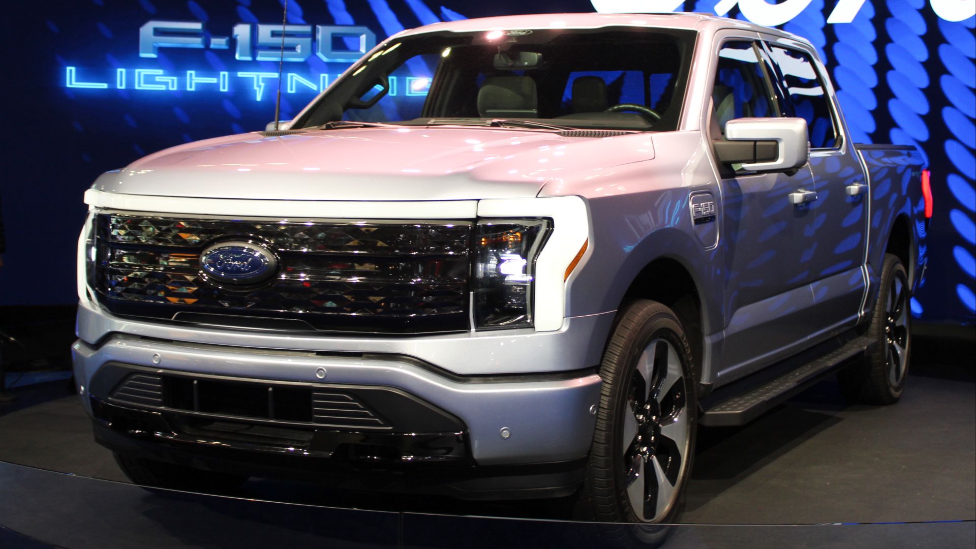 File:2022 Ford F-150 Lightning, NYIAS 2022.jpg