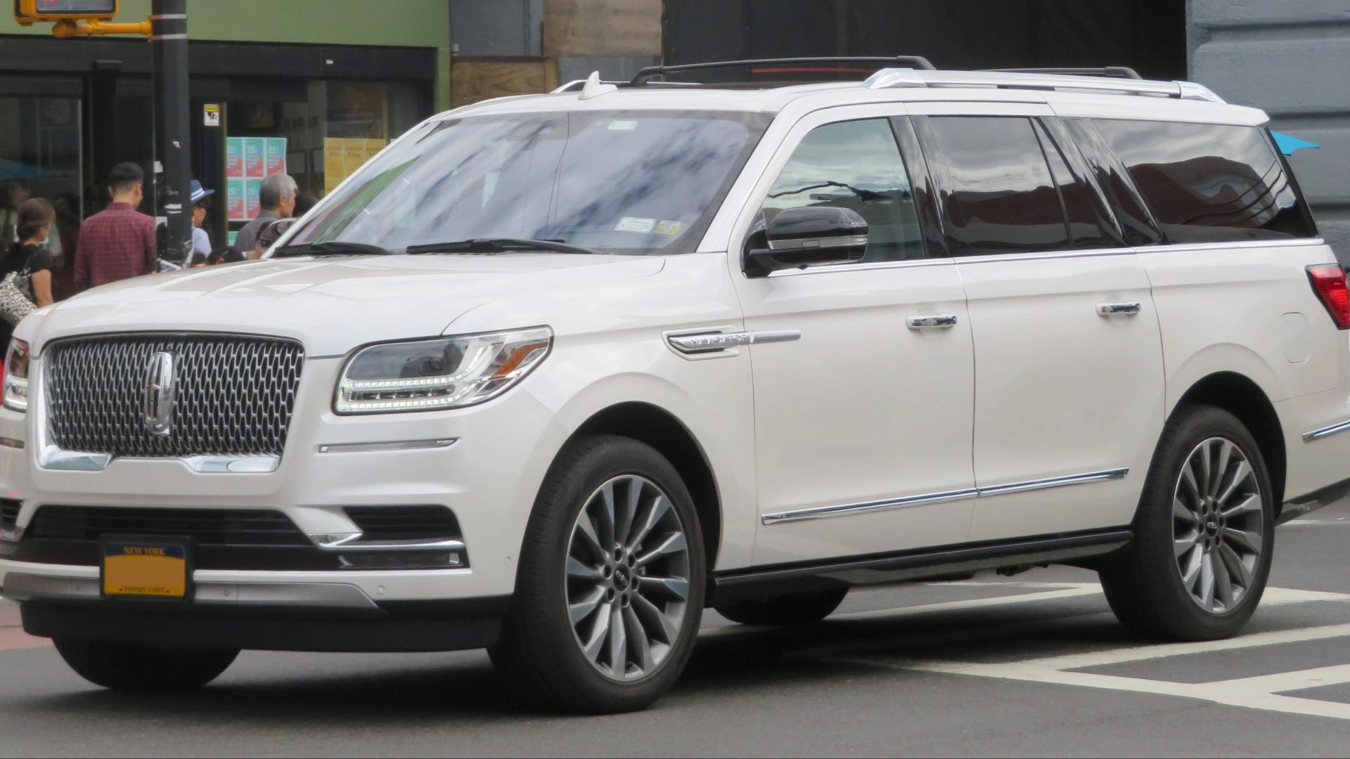 File:2018 Lincoln Navigator front 9.22.18.jpg