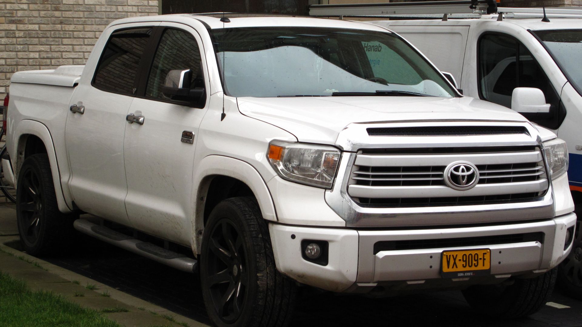 File:2014 Toyota Tundra 5.7 V8.jpg