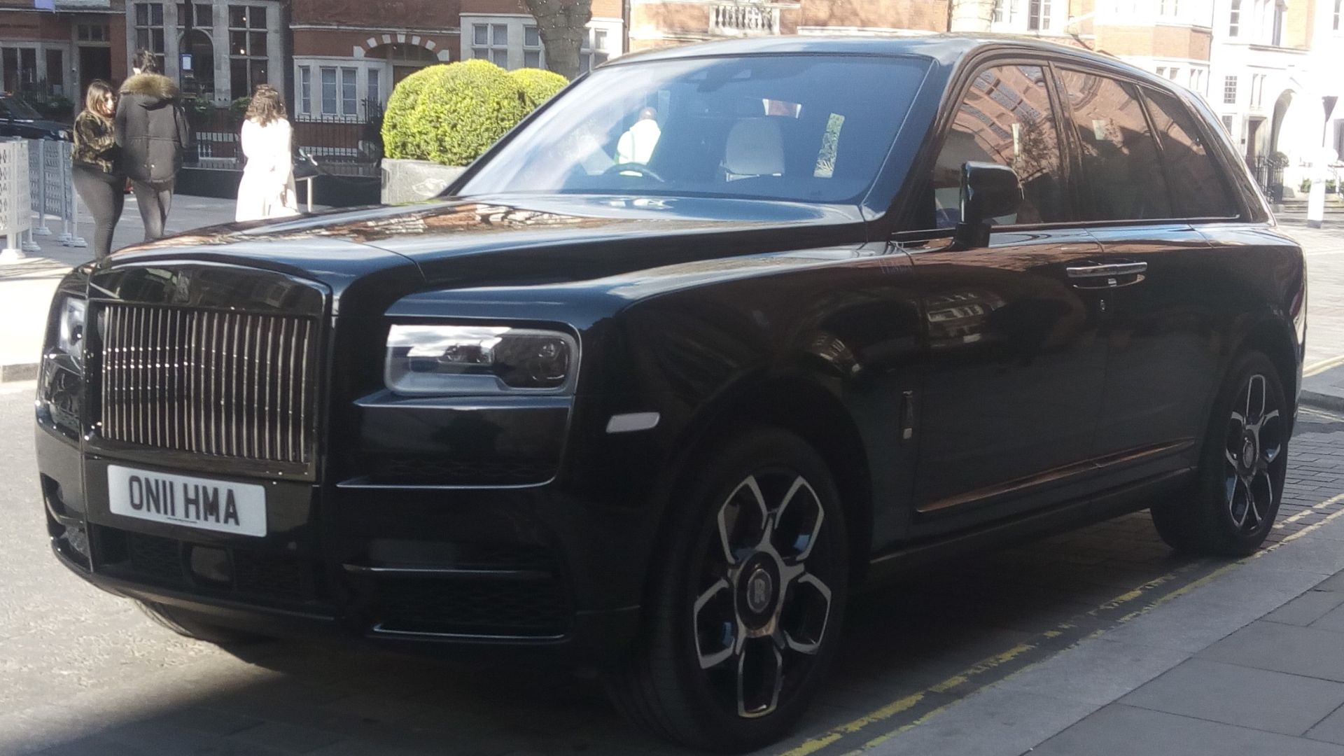 File:2020 Rolls Royce Cullinan Black Badge.jpg