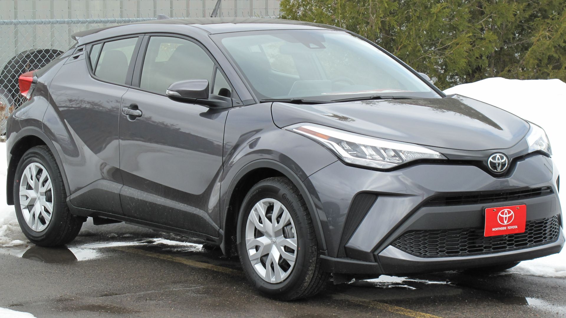 File:2022 Toyota C-HR LE in Magnetic Grey Metallic, Front Right, 04-03-2022.jpg