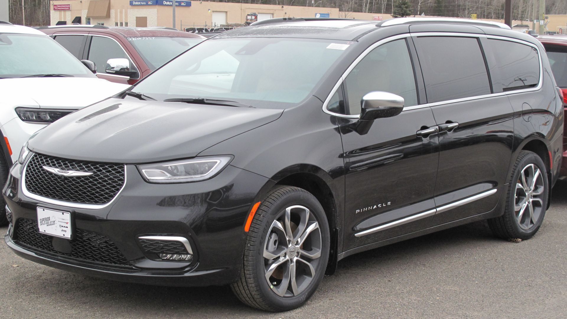 File:2022 Chrysler Pacifica Pinnacle in Brilliant Black Crystal Pearl, Front Left, 04-18-2022.jpg