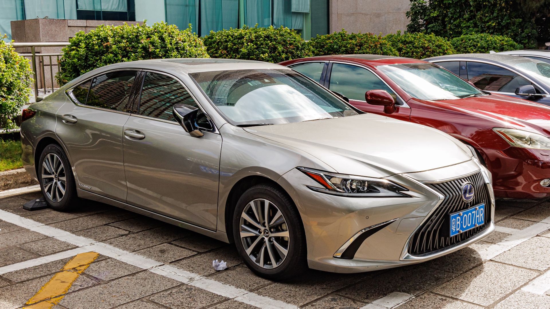 File:LEXUS ES 300h (XZ10) & LEXUS ES 350 (XV40) China.jpg